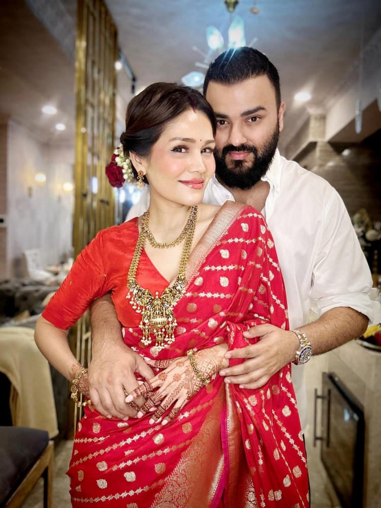 एक शुगर डैडी अपनी शुगर बेबी को पीछे से गले लगाता है