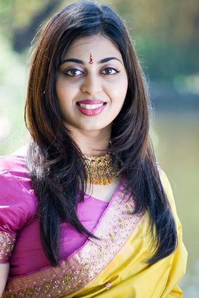 Indian sugar baby in traditional dress